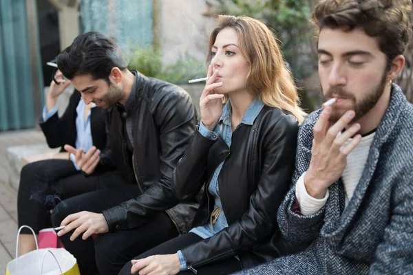 Schlechte Angewohnheiten Gruppe Junger Freunde Die Gemeinsam Zigaretten Rauchen — Stockfoto