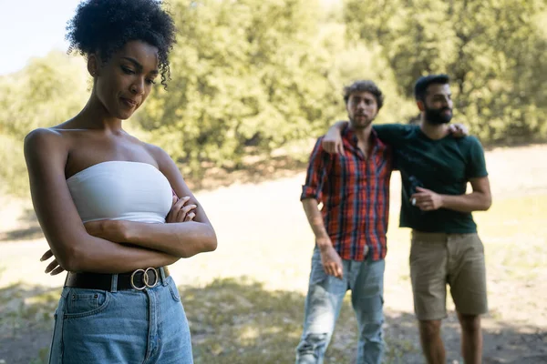 Afrika Kökenli Kolları Bağlı Bir Kız Açık Hava Parkında Iki — Stok fotoğraf