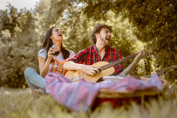 Coppia Giovani Amici Ubriachi Che Bevono Vino Rosso Suonano Chitarra — Foto Stock