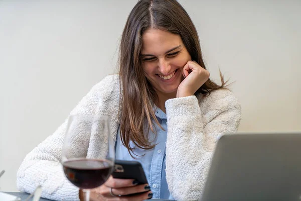 Jonge Vrouw Drinken Van Wijn Praten Met Zijn Vriend Video — Stockfoto