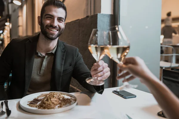 Joven Haciendo Romántico Brindis Por Vino Pareja Tintineo Con Gafas — Foto de Stock