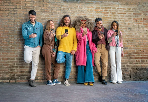 Multiracial Grupp Ungdomar Som Använder Smartphones — Stockfoto