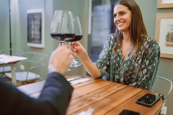 年轻的女人有一个浪漫的庆祝葡萄酒吐司 在一家小餐馆酒吧里 情侣们和酒窖的叮当声 — 图库照片