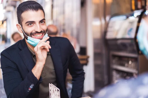 Covid Yaşam Tarzı Konsepti Açık Bir Kafede Oturmuş Koruyucu Maskesini — Stok fotoğraf