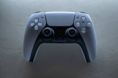 Çift duyulu Sony Playstation 5 kontrol kolu düz üst çekim, karanlık teknoloji karamsar fotoğraf stüdyosu çekimi