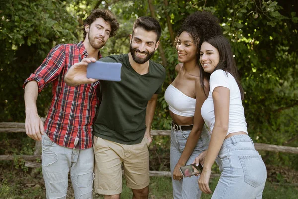 Countryside Gathering Influencers Friends Taking Selfies Social Network Applications — Stock Photo, Image