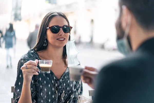 Coppia Giovani Amici Che Bevono Caffè Espresso Bar Ristorante All — Foto Stock