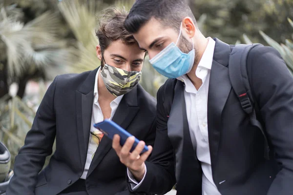 Two Young People Suit Face Masks Watching Content Smartphone Screen — Stock Photo, Image