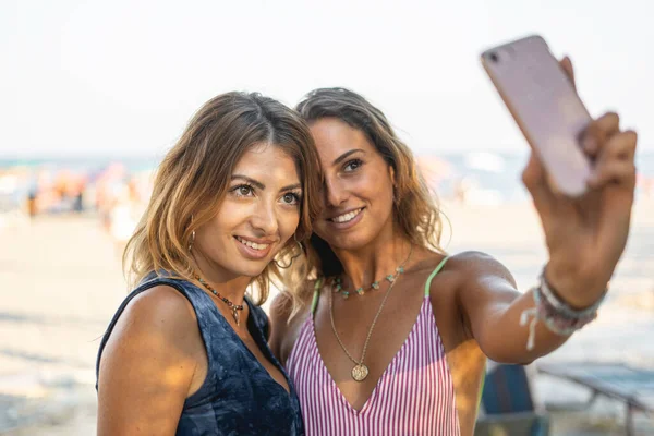 Kız Sadece Sahilde Selfie Çeker — Stok fotoğraf