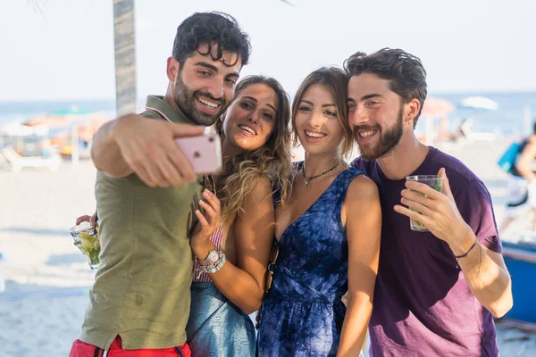 Gruppo Persone Che Divertono Sulla Spiaggia Bevendo Cocktail Facendo Selfie — Foto Stock