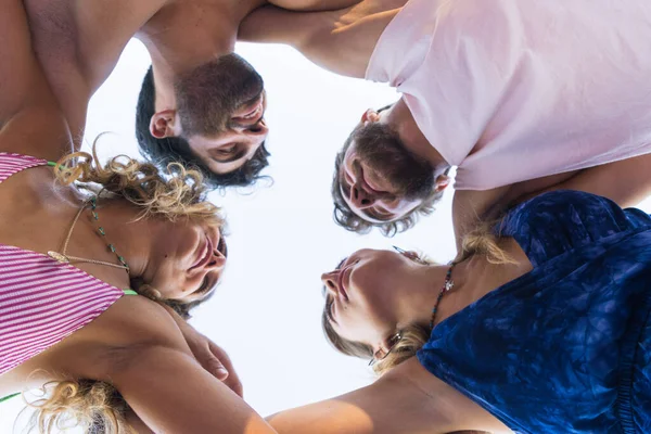 Sahilde eğlenen bir grup mutlu milenyumun portresi. Arkadaşlık ve birliktelik kavramı