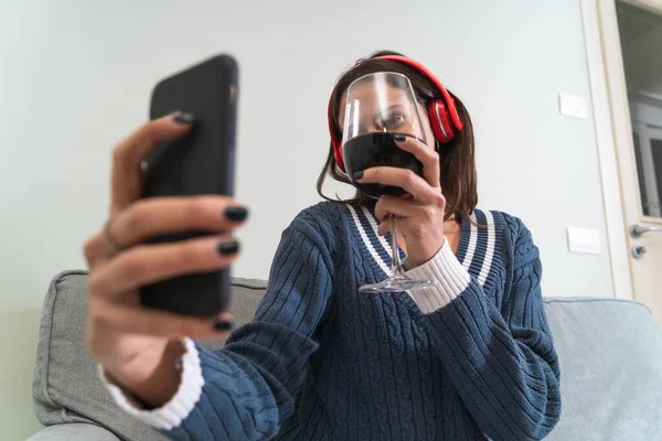 Vrolijke Jonge Vrouw Met Een Koptelefoon Die Een Videocall Maakt — Stockfoto