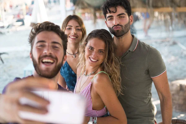 Gençler Bir Araya Gelip Sahilde Selfie Çekiyorlar Akıllı Telefon Kullanan — Stok fotoğraf