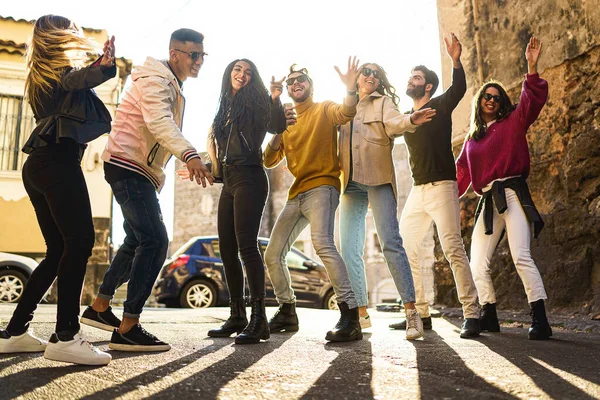 Vänner Samlas Och Dansar Gatan Grupp Ungdomar Med Flera Raser — Stockfoto