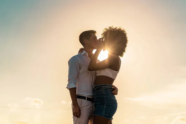 Para Mieszanych Ras Młodych Ludzi Żywym Przytulaniu Całowaniu Świeżym Powietrzu — Zdjęcie stockowe