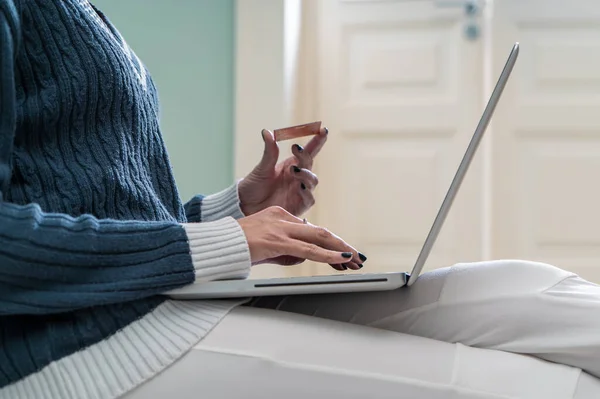 Young Woman Reading Credit Card Number Laptop Computer Sitting Floor — Stock Photo, Image