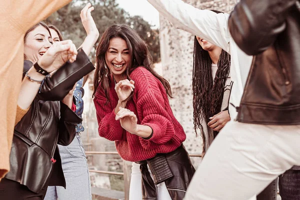 Bir Grup Genç Birlikte Dışarıda Oyun Oynarken Eğleniyor Çok Irklı — Stok fotoğraf