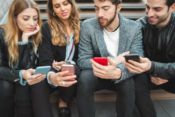 Moda Amigos Moda Uso Teléfonos Inteligentes Calle Dispuestos Una Escalera — Foto de Stock