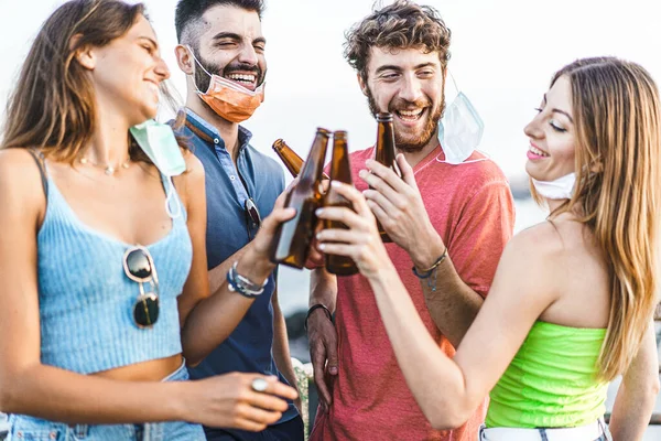 Novo Conceito Estilo Vida Normal Jovens Brindar Com Garrafas Cerveja — Fotografia de Stock