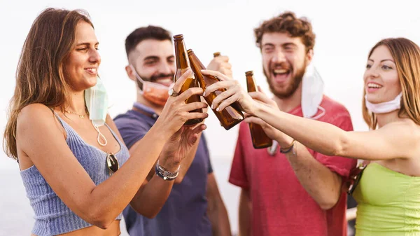 Novo Conceito Estilo Vida Normal Jovens Brindar Com Garrafas Cerveja — Fotografia de Stock