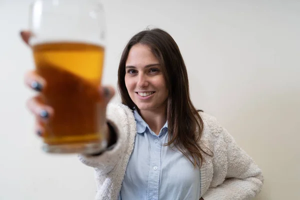 Vrolijk Meisje Dat Bier Drinkt Uit Het Glas Wazig Groene — Stockfoto