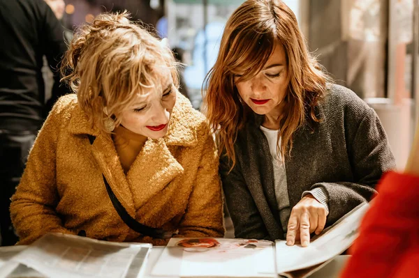 Mano Una Donna Tira Fuori Biglietto Dalla Macchina Del Sistema — Foto Stock