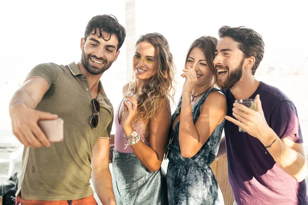 Grupo Pessoas Divertindo Praia Bebendo Coquetéis Fazendo Selfies — Fotografia de Stock