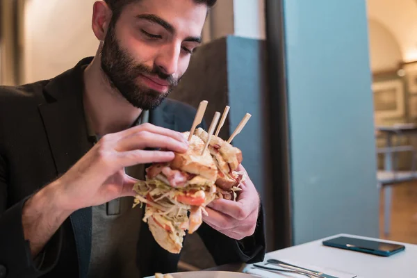 Bärtiger Mann Einem Restaurant Der Ein Großes Sandwich Isst Schaut — Stockfoto