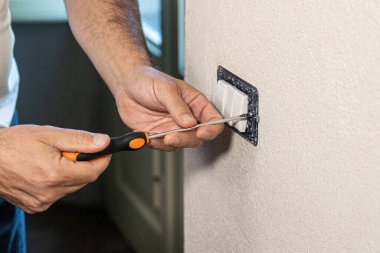 Adam arka planda yeni bir eve soket takıyor, kapat