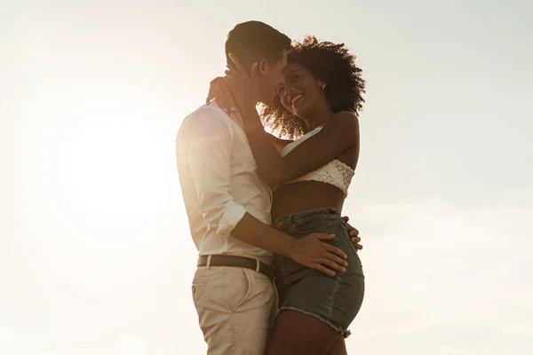 Multiracial Ung Par Kyss Vit Kille Som Håller Sin Afroamerikanska — Stockfoto
