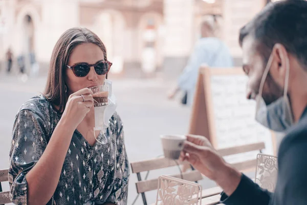 Coppia Giovani Amici Che Bevono Caffè Espresso Bar Ristorante All — Foto Stock