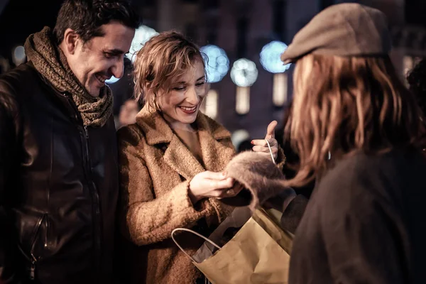 Amigos Adultos Comprando Mercado Navidad Grupo Personas Caucásicas Sonriendo Divirtiéndose — Foto de Stock