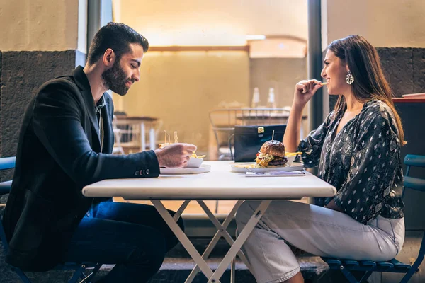 Portret Van Een Koppel Dat Chips Sandwiches Eet Een Restaurant — Stockfoto