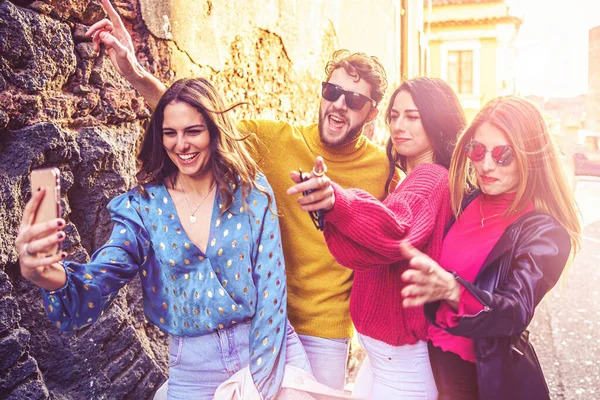 Grupp Bästa Vänner Roliga Ungdomar Som Tar Selfie Gamla Stan — Stockfoto