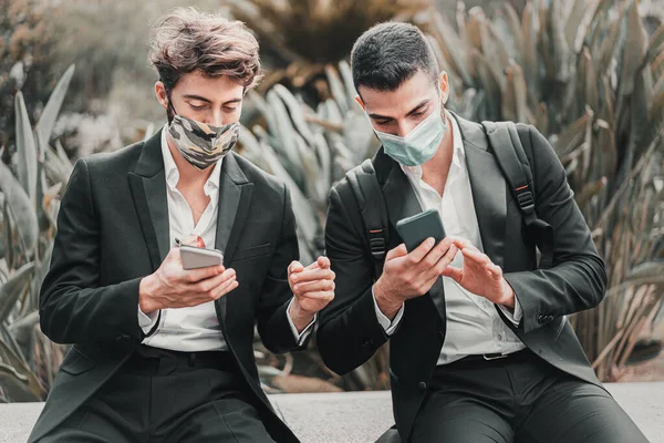 Doi Bărbați Costum Vizionarea Conținutului Împreună Telefon Mobil Purtând Măști — Fotografie, imagine de stoc