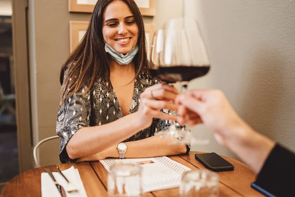 Een Paar Jonge Geliefden Toasten Het Restaurant Tijdens Een Coronavirus — Stockfoto