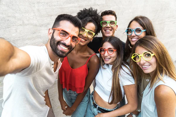 Millennial Generation Människor Grupp Tar Selfie Med Mobiltelefon Bär Roliga — Stockfoto