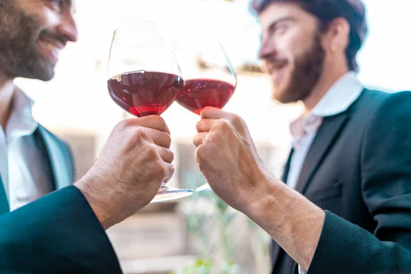 Couple Young Businessmen Celebrating Business Success Toasting Red Wine Selective — Stock Photo, Image