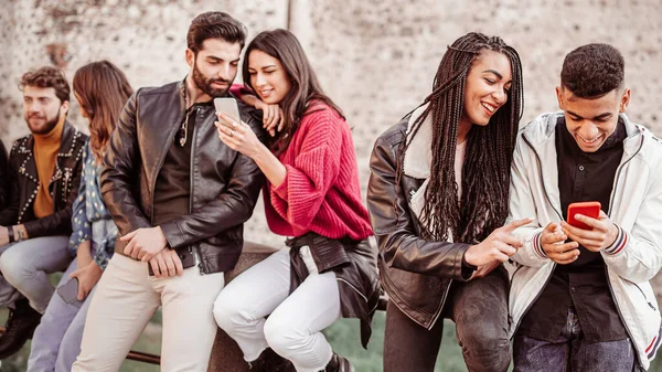 Grupo Diferentes Jóvenes Que Divierten Hablando Bromeando — Foto de Stock