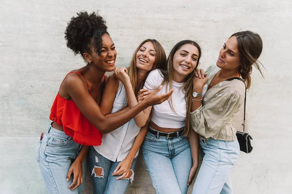 Μοντέρνα Ομάδα Νεαρών Γυναικών Καλύτεροι Φίλοι Διασκεδάζουν Μαζί Αστειευόμενοι Και — Φωτογραφία Αρχείου
