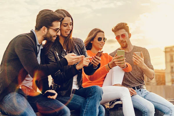 Group Twenties People Relaxing Sitting Outdoors Using Mobile Smartphones Watching — Stock Photo, Image