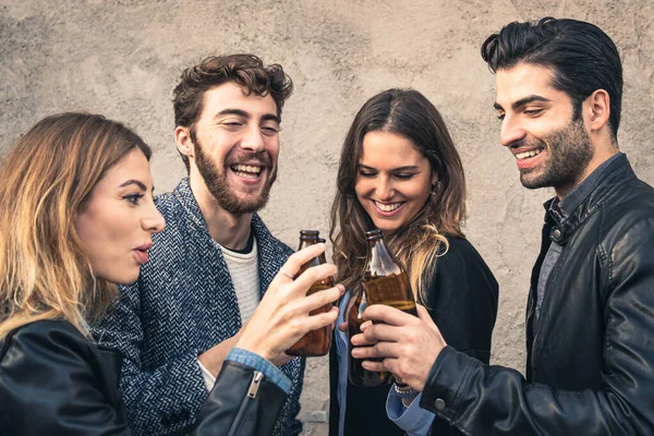 Iyi Arkadaşlar Bir Partide Buluşur Gülerek Şişe Biralarla Kadeh Kaldırarak — Stok fotoğraf