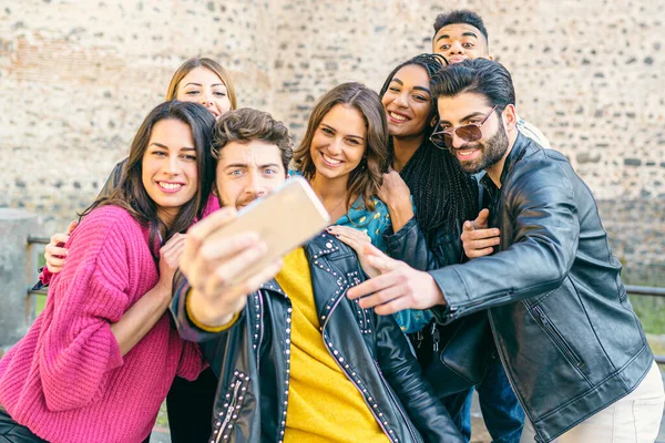 Compañeros Clase Mixtos Carreras Jóvenes Vistiendo Ropa Casual Disparando Selfie — Foto de Stock