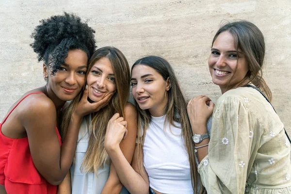 Porträtt Kvinnor Endast Multiracial Ungdomar Har Roligt Utomhus Ren Bakgrund — Stockfoto