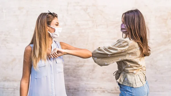 Normal Koronavirus Ungdom Hälsningar Två Unga Kvinnor Stöta Armbåge Som — Stockfoto