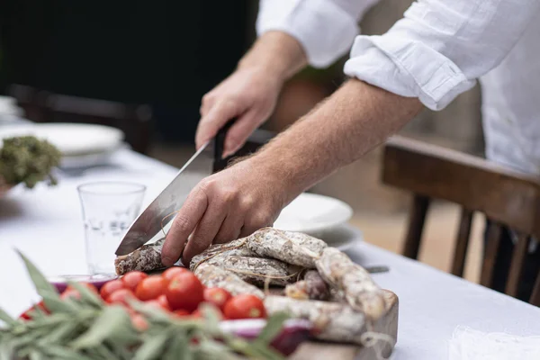Primo Piano Uno Chef Che Prepara Pasto Sul Tavolo Bancone — Foto Stock
