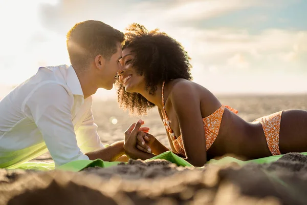 Casal Amor Multi Étnico Beijando Praia Conceito Romântico — Fotografia de Stock