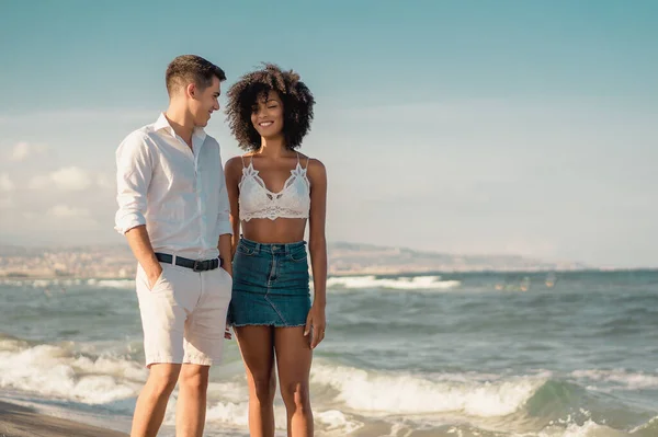 Romantic Interracial Couple Having Fun Outdoors Beach Walking Talking Together — Φωτογραφία Αρχείου