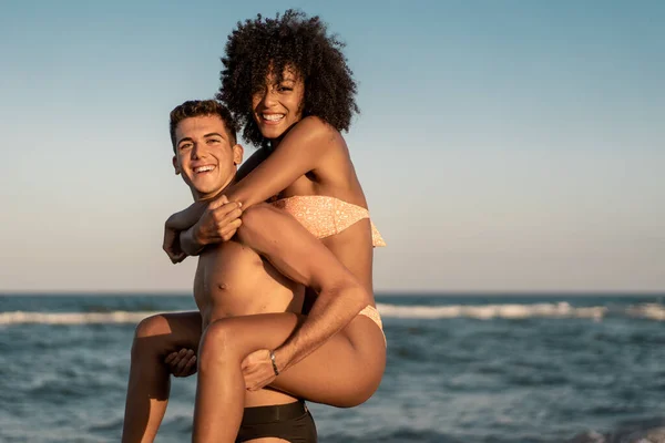 Jovem Casal Interracial Maiô Divertindo Praia Jogando Piggyback Juntos Verão — Fotografia de Stock