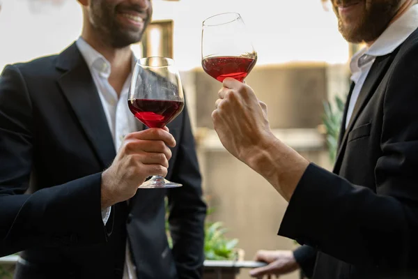 Joven Hombre Negocios Discutiendo Negocio Bebiendo Vino Tinto Juntos Balcón — Foto de Stock